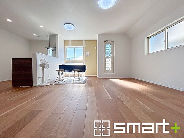 〜日当り良好のＬＤＫ〜 ・たくさんの窓からたっぷりの陽光が差し込む明るいリビングで寛ぎのひと時を。 ・出来立てのお料理を運ぶのにも、食器の後片付けもラクラクなカウンターキッチン。 