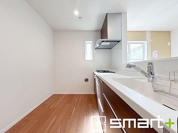 ~人気のカウンターキッチン~ ・キッチンには余計な柱が無いので、リビングが見渡せ開放感のある造りとなっております。 ・蛇口には浄水器が内蔵されるなど機能面でも優れたキッチンです。