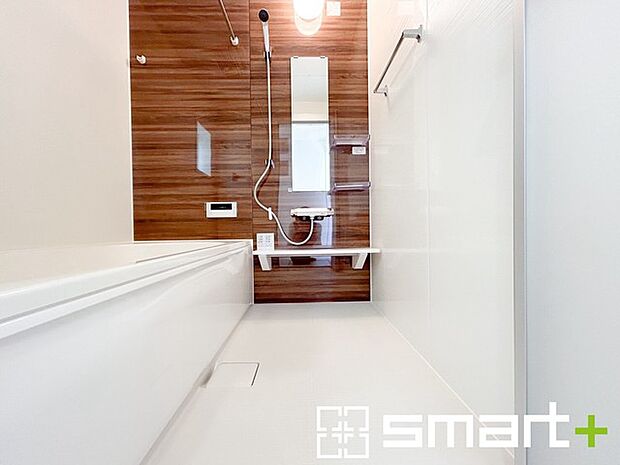 ~浴室乾燥機付きの浴室~ ・浴室には乾燥機が付いているので雨の日でも洗濯物を干すことが可能です。 ・水はけの良い床材など機能面も充実。マイクロバブルなどオプションもご相談くださいませ。