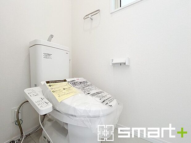 〜窓付きの明るいトイレ〜 ・外からの日差しを取り込むので、昼間は窓からの光で十分ですね。 ・使用後や掃除の際に窓を開ければ、外からの新鮮な空気を取り込み素早く換気ができます。 