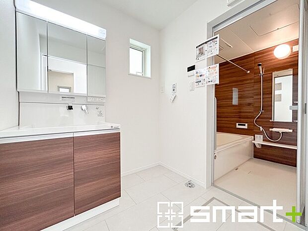 ~人気の三面鏡を採用~ ・洗面台は三面鏡仕様なので鏡の角度を変える事で頭の後ろの方までご確認可能です。 ・鏡の裏が収納になっておりますので、洗面台周りもスッキリと片付きます。