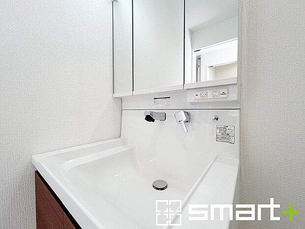 〜シャワー付き洗面台を採用〜 ・洗面台の蛇口がホースで伸びシャワーとしてご利用可能。 ・朝の寝ぐせ直しなどにシャワーを使いたい時、洗面台の掃除をする際にも便利にお使いいただけますよ。 