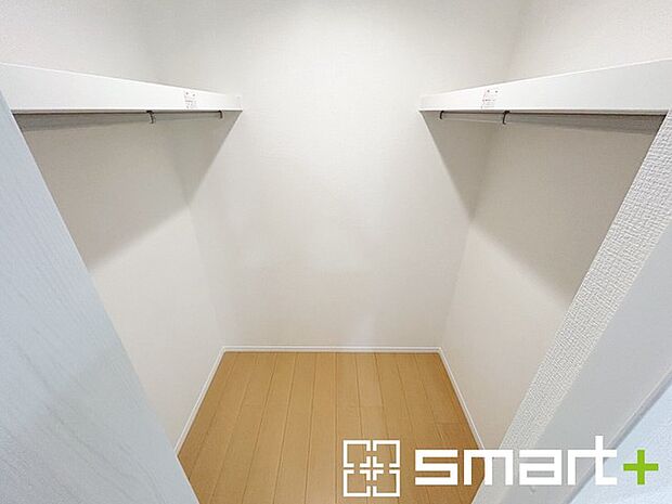 〜ウォークインクローゼット〜 ・衣類をハンガーに掛けたまま収納できるウォークインクローゼットは重宝しますね。 ・季節ものや小物類なども整理整頓しやすく生活空間が広がりますね。 