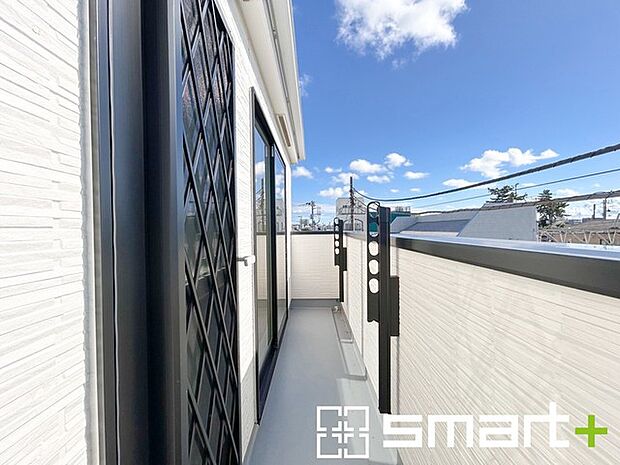 〜洗濯物も干しやすいバルコニー〜 ・バルコニーには物干し竿受けが標準装備されております。 ・テラス屋根等のオプションもお気軽にご相談くださいませ。 