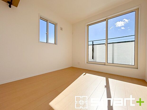 〜バルコニーに面した洋室〜 ・バルコニー側の大きな窓からたっぷりの日差しが舞い込み、お部屋全体を優しく包み込んでくれます。 ・たっぷりの収納スペース付きで住空間もスッキリ。