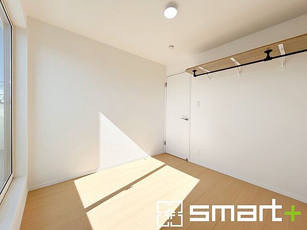 〜明るく暖かな光が差し込む洋室〜 ・窓からたっぷりの光が舞い込み、お部屋全体を優しく包み込んでくれます。 ・くつろぎのプライベート時間を明るい空間で穏やかにお過ごしいただけます。