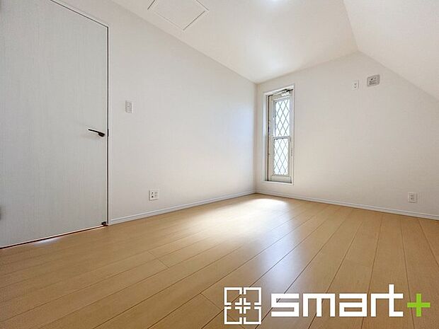 〜自然な風合いの洋室〜 ・ナチュラルな色彩で纏められた洋室は家具のコーディネートもしやすくなっております。 ・どんな家具にするか考えるだけでも楽しくなってきますね。 