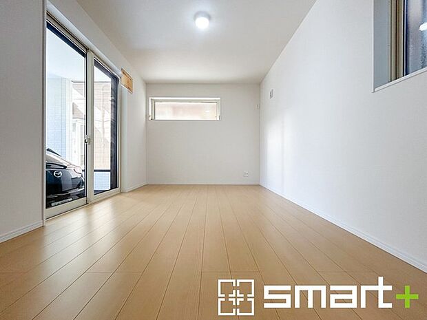 ~2面採光の明るいお部屋~ ・洋室は2面採光とする事で穏やかな陽の入る明るい空間となっております。 ・くつろぎのプライベート時間を明るい空間で穏やかにお過ごしいただけます。