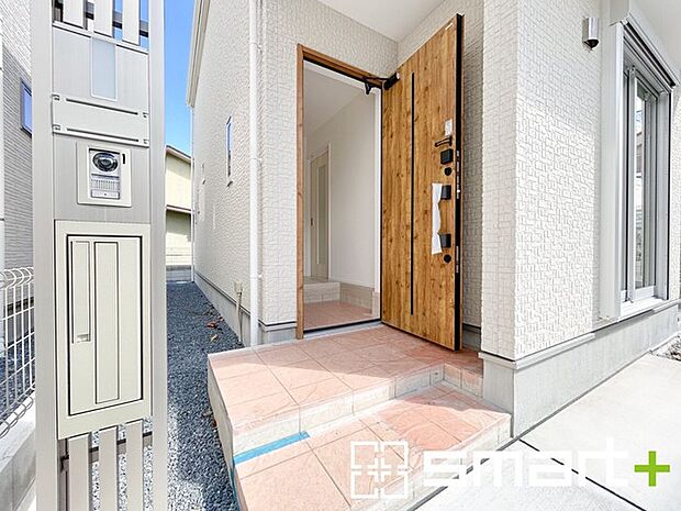 ~お住まいの顔「玄関」~ ・玄関ドアの上にはもちろん軒がございますので、雨の日でも濡れずに鍵の開閉が可能です。 ・鍵は防犯性に優れたディンプルキーを採用。