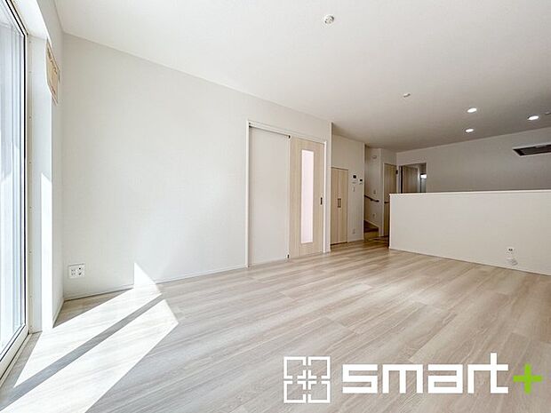 〜余裕の空間が広がるＬＤＫ〜 ・15帖あるＬＤＫはご家族団らんのお時間を余裕の広さで演出してくれます。 ・ご内覧の際は家具の配置などもイメージしながらご覧くださいませ。 