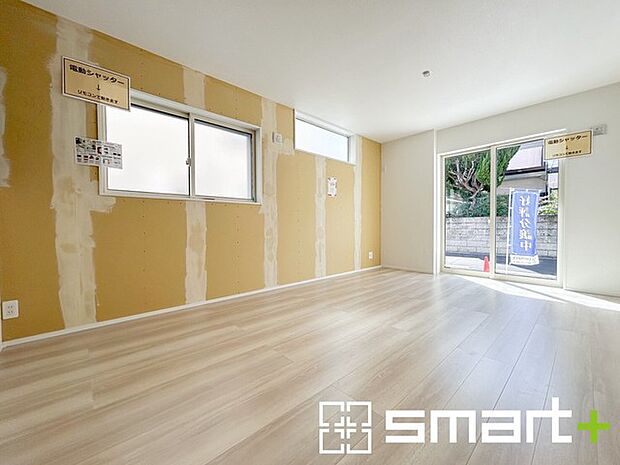 ~穏やかな陽の入るLDK~ ・大きな窓のあるLDKは陽当りも良好で明るい空間となっております。 ・ご家族団らんなど過ごす時間の多いLDKが明るいのは嬉しいポイントですね。