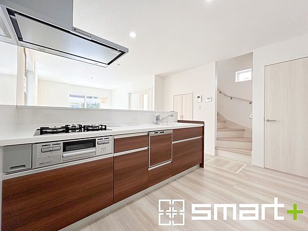 〜人気のカウンターキッチン〜 ・キッチンには余計な柱が無いので、リビングが見渡せ開放感のある造りとなっております。 ・蛇口には浄水器が内蔵されるなど機能面でも優れたキッチンです。 