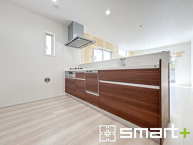 ~使い勝手の良いシステムキッチン~ ・料理がしやすい設計のキッチンでお料理もはかどりますね。 ・もちろんキッチン下部は収納になっておりますので、フライパンなども収納可能です。