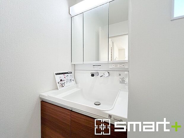 ~人気の三面鏡を採用~ ・洗面台は三面鏡仕様なので鏡の角度を変える事で頭の後ろの方までご確認可能です。 ・鏡の裏が収納になっておりますので、洗面台周りもスッキリと片付きます。