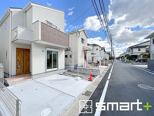 〜十分な広さのある前面道路〜 ・前面道路は約6ｍございますので、お車でのすれ違いも楽々で余計なストレスがかかりません。 ・日々お車での移動が多い方には大切なポイントですね。 