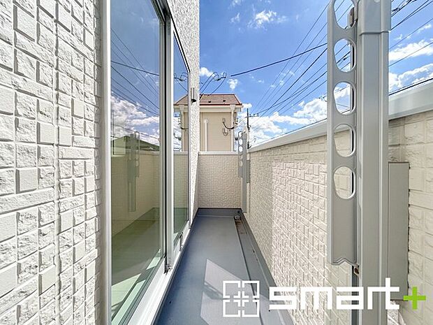 ~洗濯物も干しやすいバルコニー~ ・バルコニーには物干し竿受けが標準装備されております。 ・テラス屋根等のオプションもお気軽にご相談くださいませ。