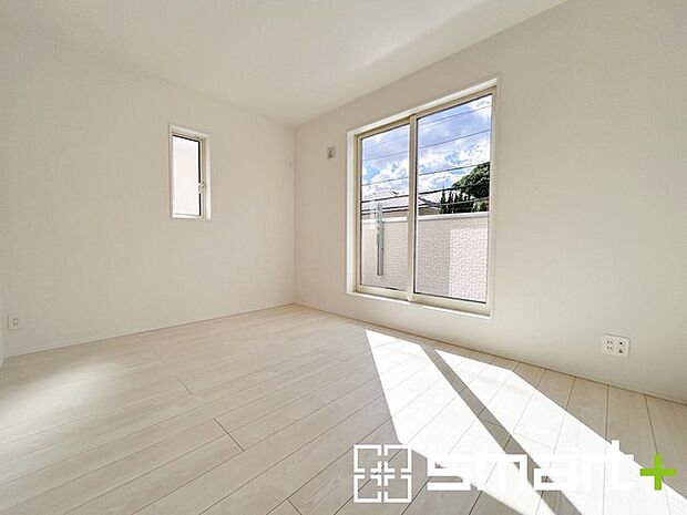 〜2面採光の明るいお部屋〜 ・洋室は2面採光とする事で穏やかな陽の入る明るい空間となっております。 ・くつろぎのプライベート時間を明るい空間で穏やかにお過ごしいただけます。 
