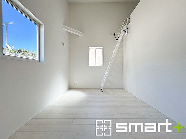 〜オプション施行もお任せください〜 ・フローリングの変色など劣化を軽減し、水をこぼした場合などにも防いでくれるフロアコーテイングが人気となっております。 ・オプション施行もお任せください。 