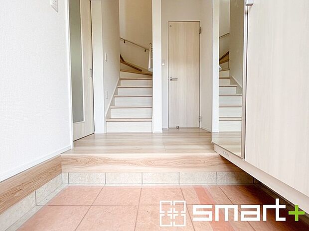 〜お出かけ前の身だしなみも〜 ・シューズボックスに姿見をご用意。 ・朝の忙しい時間もお出かけ前にパっと服装をご確認いただけます。 