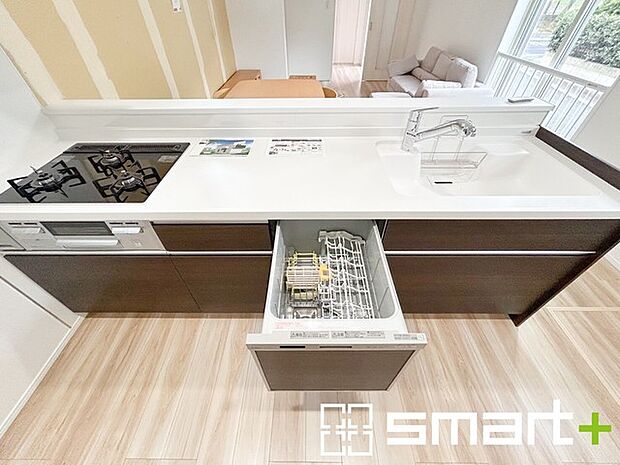 〜食器洗浄機を標準装備〜 ・キッチンにはビルトインタイプの食器洗浄機を標準装備。 ・家事にかける時間を削減でき、「自分時間」を増やすことができる嬉しいアイテムです。 