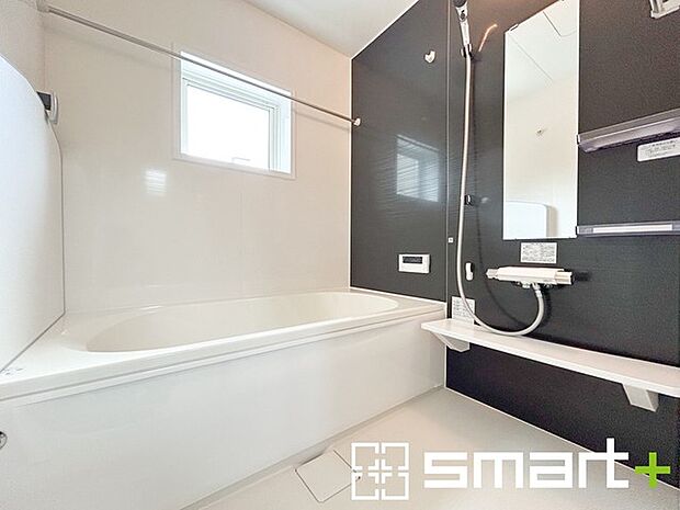 〜浴室乾燥機付きの浴室〜 ・浴室には乾燥機が付いているので雨の日でも洗濯物を干すことが可能です。 ・水はけの良い床材など機能面も充実。マイクロバブルなどオプションもご相談くださいませ。 