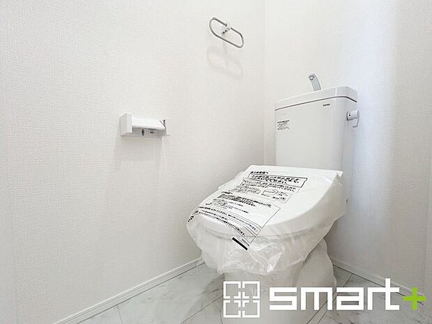 〜やはり便利なタンク式トイレ〜 ・最近はタンクレストイレもございますが、タンク式の場合は停電時もお水を流すことが可能。 ・故障時なども比較的費用が安くなるなど、メリットが多くなります。 