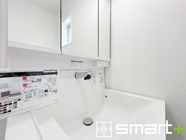 〜シャワー付き洗面台を採用〜 ・洗面台の蛇口がホースで伸びシャワーとしてご利用可能。 ・朝の寝ぐせ直しなどにシャワーを使いたい時、洗面台の掃除をする際にも便利にお使いいただけますよ。 
