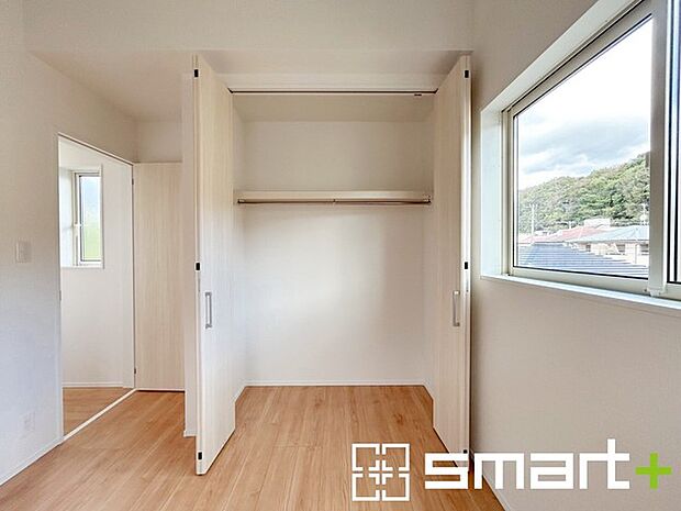 〜憧れのウォークインクローゼット〜 ・居室にウォークインを設ける事で季節ものや趣味の用具などもスッキリと収納可能です。 ・ぜひ現地でその便利さをご体感くださいませ。 