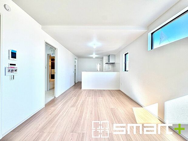 ~穏やかな陽の入るLDK~ ・大きな窓のあるLDKは陽当りも良好で明るい空間となっております。 ・ご家族団らんなど過ごす時間の多いLDKが明るいのは嬉しいポイントですね。