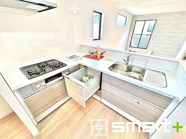 ~食器洗浄機を標準装備~ ・キッチンにはビルトインタイプの食器洗浄機を標準装備。 ・家事にかける時間を削減でき、「自分時間」を増やすことができる嬉しいアイテムです。