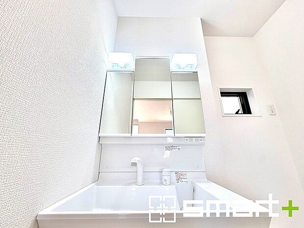 ~人気の三面鏡を採用~ ・洗面台は三面鏡仕様なので鏡の角度を変える事で頭の後ろの方までご確認可能です。 ・鏡の裏が収納になっておりますので、洗面台周りもスッキリと片付きます。