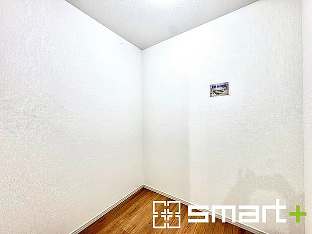 ~本格的な広さのウォークイン~ ・しっかりとした広さのウォークインクローゼットを設けた仕様。 ・よくある小さめのウォークインは実際には収納力弱めですが、これだけ大きいと十分な収納力です。