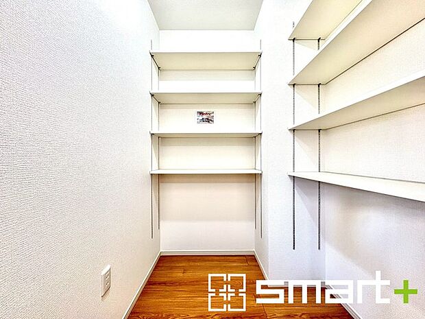 ~パントリーのあるお住まい~ ・キッチン横にパントリー(食糧庫)をご用意。買い溜めした食材などはもちろん、ティッシュなどの置場としてもご利用いただけます。 ・ぜひ現地でご確認くださいませ。