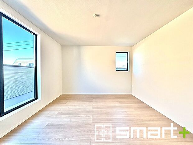 ~2面採光の明るいお部屋~ ・洋室は2面採光とする事で穏やかな陽の入る明るい空間となっております。 ・くつろぎのプライベート時間を明るい空間で穏やかにお過ごしいただけます。