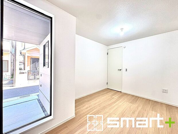 ~自然な風合いの洋室~ ・ナチュラルな色彩で纏められた洋室は家具のコーディネートもしやすくなっております。 ・どんな家具にするか考えるだけでも楽しくなってきますね。