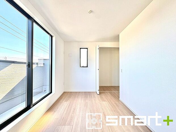 ~憧れのクローゼット~ ・居室にクローゼットを設ける事で季節ものや趣味の用具などもスッキリと収納可能です。 ・ぜひ現地でその便利さをご体感くださいませ。