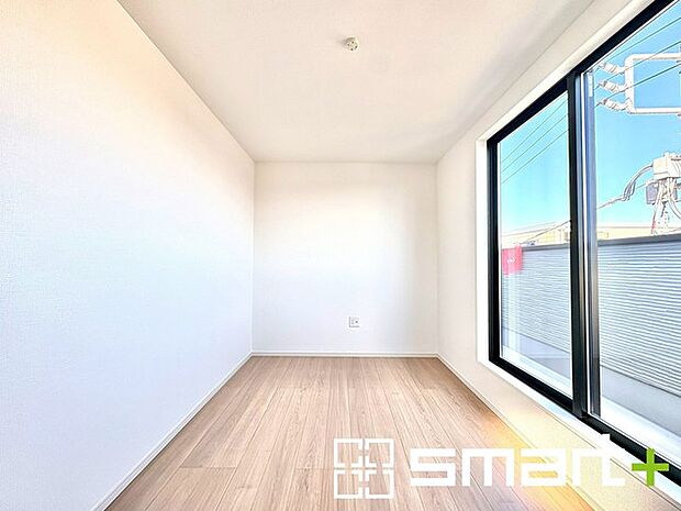 ~オプション施行もお任せください~ ・フローリングの変色など劣化を軽減し、水をこぼした場合などにも防いでくれるフロアコーテイングが人気となっております。 ・オプション施行もお任せください。