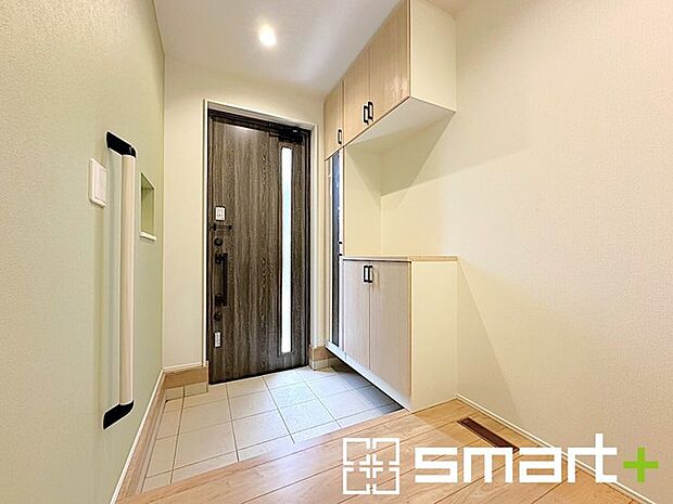 〜穏やかな陽が入る玄関〜 ・玄関ドアにガラス部分を設ける事で穏やかな陽の入る玄関になります。 ・飾り棚としても演出できるコの字型の下駄箱は大容量の収納力。ミラー付きが嬉しいですね。