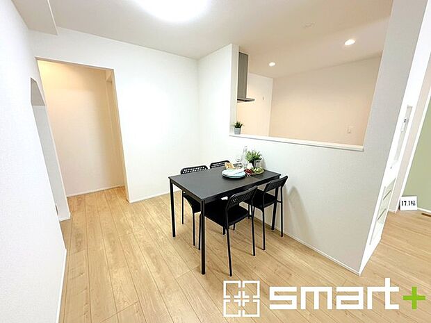 〜開放的なリビングイン階段〜 ・ご家族のお出掛けや帰宅がわかるリビングイン階段。自然とコミュニケーションが増えますね。 ・家事をしながらリビング全体が見渡せるカウンターキッチンも魅力。