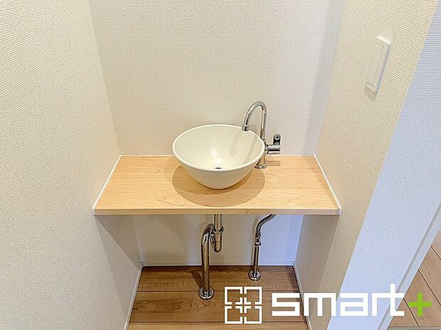 〜2階にも洗面スペース〜 ・便利な洗面スペースが2階にもあるのは嬉しいですね。 ・ご家族で朝の支度など同じ時間帯でもそれぞれゆったりとできますね。