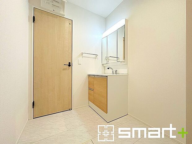 〜人気の三面鏡を採用〜 ・洗面台は三面鏡仕様なので鏡の角度を変える事で頭の後ろの方までご確認可能です。 ・鏡の裏が収納になっておりますので、洗面台周りもスッキリと片付きます。