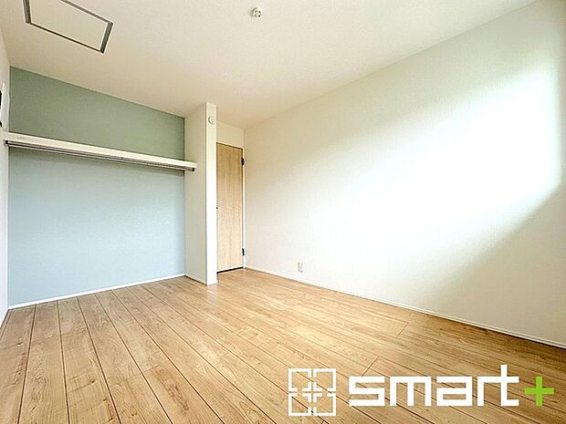 〜日当たり良好の明るい洋室〜 ・穏やかな陽だまりに包まれる居心地の良い洋室。 ・バルコニーには2部屋から出入りができて毎日のお洗濯も快適。