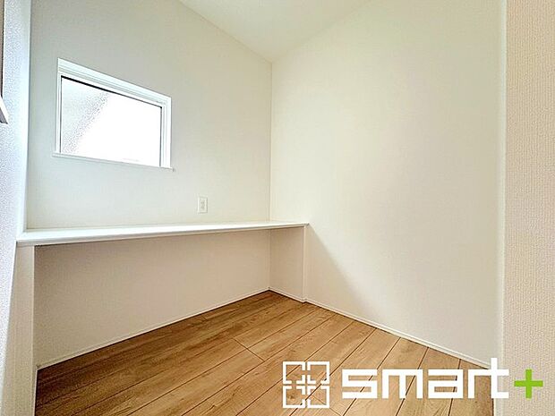 〜嬉しいランドリースペース〜 ・階段上のホールにはカウンター付きのランドリースペースをご用意。 ・家事はもちろん、お子様の宿題や読書、ワークスペースなどにもお使いいただけます。