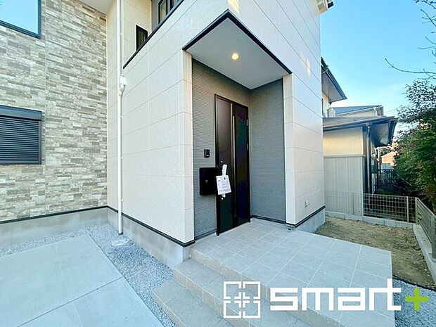 〜お住まいの顔「玄関」〜 ・玄関ドアの上にはもちろん軒がございますので、雨の日でも濡れずに鍵の開閉が可能です。 ・鍵は防犯性に優れたディンプルキーを採用。 