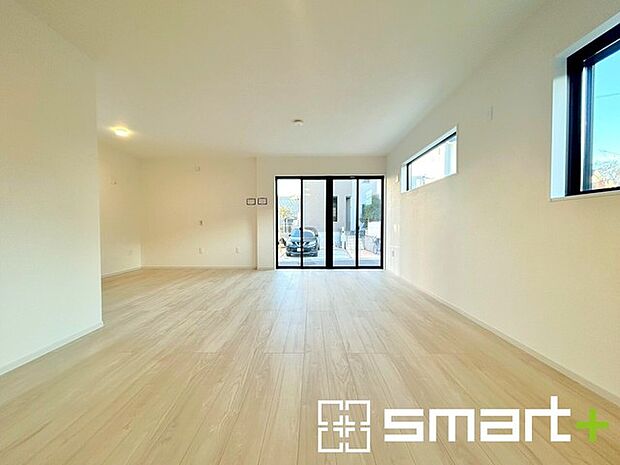 〜穏やかな陽の入るＬＤＫ〜 ・大きな窓のあるＬＤＫは陽当りも良好で明るい空間となっております。 ・ご家族団らんなど過ごす時間の多いＬＤＫが明るいのは嬉しいポイントですね。 