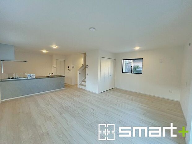 〜日当り良好のＬＤＫ〜 ・穏やかな陽だまりに包まれる居心地の良いＬＤＫは、ご家族が自然と集まる憩いのスペースに。 ・家事をしながらご家族との会話が楽しめる人気のカウンターキッチンも魅力。 