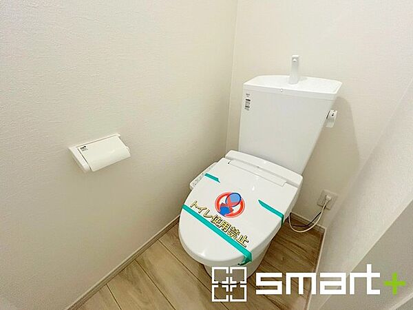 ～やはり便利なタンク式トイレ～ ・最近はタンクレストイレもございますが、タンク式の場合は停電時もお水を流すことが可能。 ・故障時なども比較的費用が安くなるなど、メリットが多くなります。