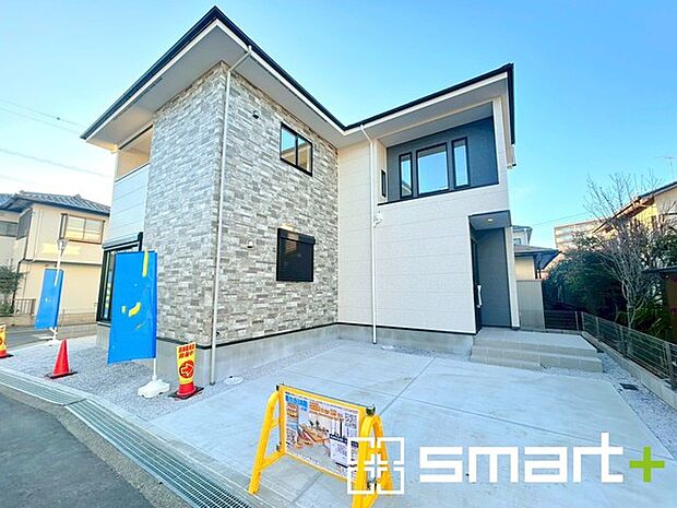 〜ゆとりあるカースペース〜 ・セカンドカーや来客時にも困らないカースペース3台。自転車やバイクのおける余裕の広さです。 ・カーポートなどのオプションもお気軽にご相談くださいませ。 