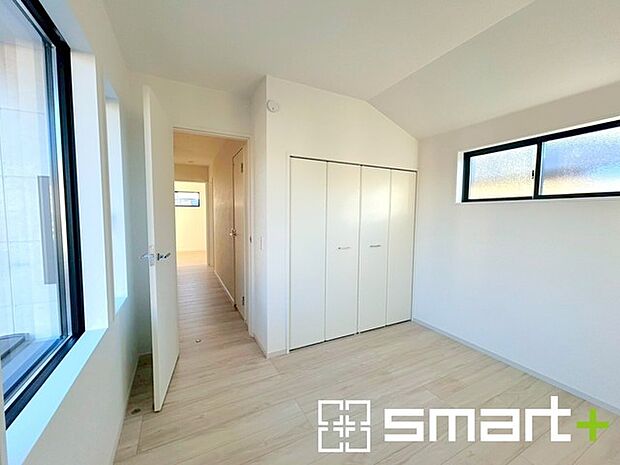 〜収納豊富な洋室〜 ・各居室に備え付けの収納をご用意。タンスなどを置く場合と比べ出っ張らないので部屋の中を有効のご活用いただけます。 ・収納の広さなどぜひ現地でご確認くださいませ。 