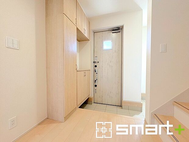 ~穏やかな陽が入る玄関~ ・玄関ドアにガラス部分を設ける事で穏やかな陽の入る玄関になります。 ・飾り棚としても演出できるコの字型の下駄箱は大容量の収納力。